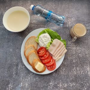 Dieta łatwostrawna  Kawa zbożowa z mlekiem Kasza kukurydziana na ml Bułka pszenna długa krojona Masło extra Szynka Drobiowa, parzona, z dodatkiem białka wieprzowego Twarożek Sałata zielona Woda źródlana Pomidor
